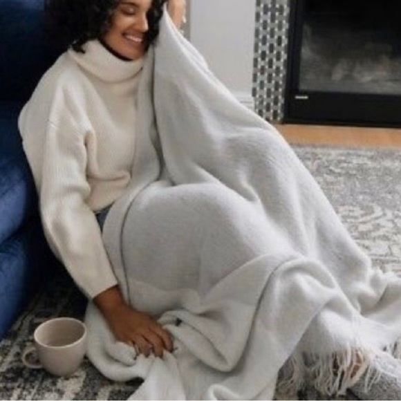 🏡Brand New Mark & Graham gray throw A1 - Picture 2 of 3